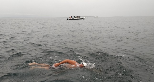 Pria Turki Jadi Muslim Pertama yang Berhasil Berenang Menyebrangi Selat Utara